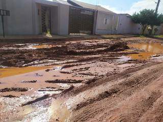 Ruas do Nova Campo Grande viram lama&ccedil;al ap&oacute;s chuva e moradores cobram asfalto