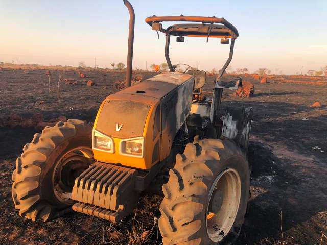 Fogo causado por produtor rural se alastra por 5 fazendas e destr&oacute;i at&eacute; trator 