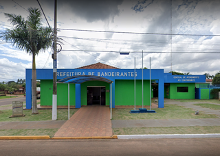 Fachada da Prefeitura Municipal de Bandeirantes, município com pouco mais de 6 mil habitantes (Foto: Street View)