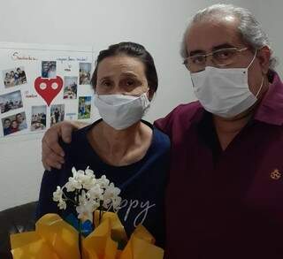 Salvos da covid-19, Santa e Márcio comemoram alta sem complicações e sem UTI Salvos da covid-19, Santa e Márcio comemoram alta sem complicações e sem UTI