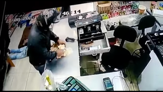 Câmeras flagram assaltantes roubando “bolo de dinheiro” de supermercado Câmeras flagram assaltantes roubando “bolo de dinheiro” de supermercado