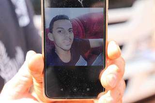 A foto do rapaz que combinou por celular o frete, que na verdade era um assalto. (Foto: Kísie Ainoã)