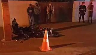 Motocicleta bateu em poste e a vítima morreu no local. (Foto: Adilson Domingos)