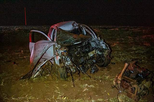 Ve&iacute;culos ficam destru&iacute;dos e dois morrem em acidente na MS-306