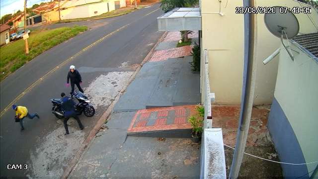 De moto, mulher persegue assaltantes ap&oacute;s ter bolsa roubada no Jardim Montevid&eacute;u