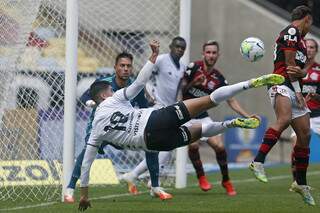 Pedro Raul acerta voleio que rendeu único gol do Botafogo na partida (Foto: Vitor Silva/Botafogo)