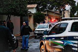 Policiais em ação no Jardim Leblon, após assassinato do investigador Joel Benites (Foto: Henrique Kawaminami)