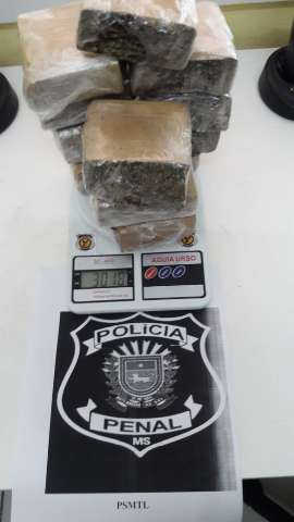 Rapaz joga maconha em pres&iacute;dio e tenta fugir com carro de aplicativo