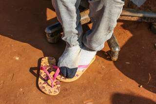 Nos pés de Neusa, as meias dadas pela filha (Foto: Paulo Francis)