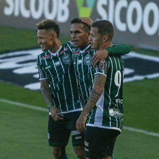 Jogadores do Coritiba comemoram virada sobre o Bragantino (Foto: Divulgação/CFC)