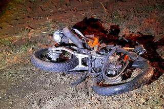 Ve&iacute;culos ficam destru&iacute;dos e dois morrem em acidente na MS-306