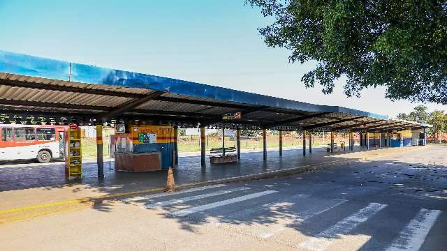 Reabertos e com linhas a mais, terminais passam o domingo vazios