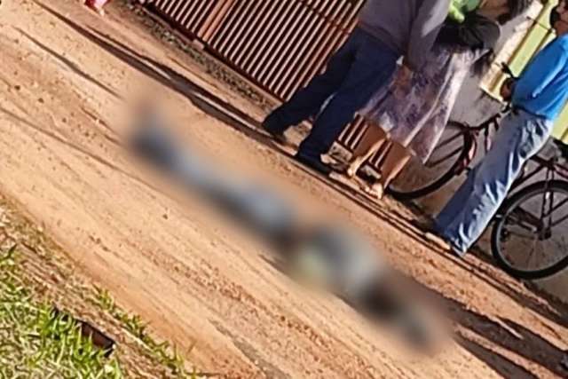 Jovem de 21 anos &eacute; encontrado morto a tiros no meio da rua 