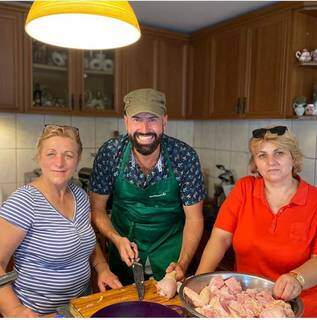 Paulo Machado aprendendo comidas típicas romenas (Foto: Arquivo Pessoal)