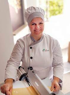 Com o auxílio do cilindro, Liana Scandola modela a massa que usa na produção dos pratos. (Foto: Nathalia Cavalcante e Leandro  Roncisvalle)