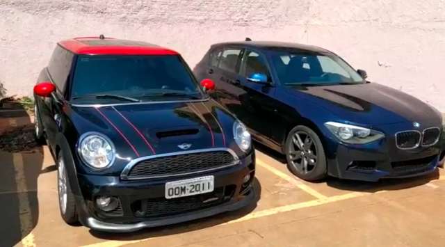 Pol&iacute;cia apreende BMW, Subaru paraguaio e celulares na casa de youtubers