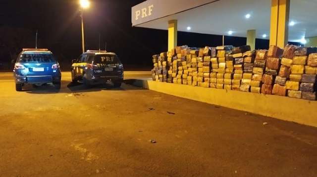 Pol&iacute;cia apreende caminh&atilde;o carregado com 3,2 toneladas de maconha na BR-359
