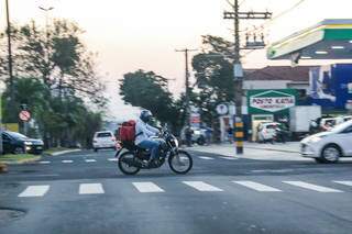 Motoentregador cruza Avenida Mato Grosso, em Campo Grande (Foto: Paulo Francis)