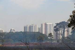 Fumaça de queimada encobre o horizonte de Campo Grande (Foto: Henrique Kawaminami/Arquivo)