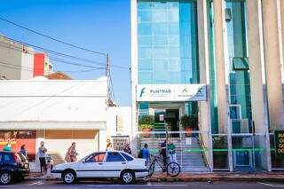 Fila em frente ao prédio da Funtrab, na região central de Campo Grande. (Foto: Henrique Kawaminami)