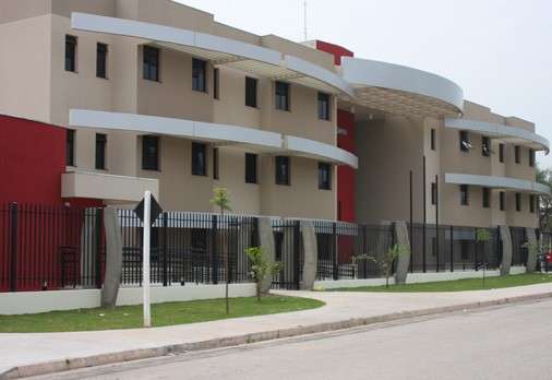 Faculdade &eacute; condenada a pagar R$ 4 mil por cobrar mensalidade indevida