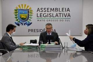 Presidente da Assembleia, Paulo Corrêa (PSDB), ao centro, durante sessão virtual (Foto: Luciana Nassar - ALMS)