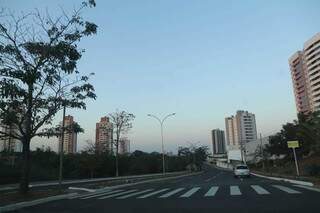 Céu de Campo Grande amanheceu sem nuvens nesta terça-feira. (Foto: Kísie Ainoã)