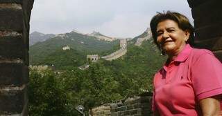 Lélia em viagem à Muralha da China. (Foto: Arquivo Pessoal)