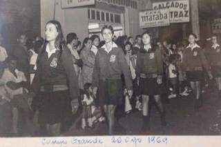 Jovens desfilam em 26 de agosto de 1969 (Foto: Acervo Moacir Lacerda) 