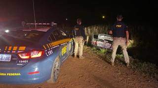 Após manobras arriscadas, homem abandona carro com 10 mil maços de cigarro Após manobras arriscadas, homem abandona carro com 10 mil maços de cigarro