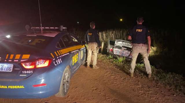 Ap&oacute;s manobras arriscadas, homem abandona carro com 10 mil ma&ccedil;os de cigarro