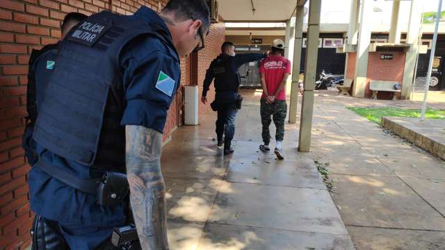 Tatuador paranaense &eacute; preso em &ocirc;nibus com mala recheada de maconha