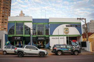 Ao ser preso, integrante do PCC luta com PM e tenta pegar arma Ao ser preso, integrante do PCC luta com PM e tenta pegar arma