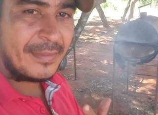 Mesmo foragido, Gustavo Talavera publicou foco no Facebook fazendo churrasco, no dia 3 deste mês (Foto: Reprodução)