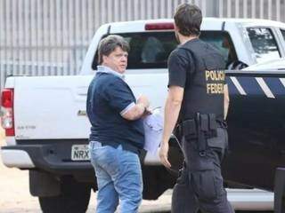 Gerson Palermo, conhecido também como &#34;Pigmeu&#34;, ao ser conduzido por policial federal durante prisão. (Foto: Arquivo/Campo Grande News)