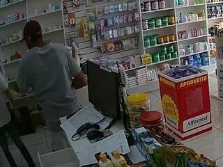 &Agrave; luz do dia, homem rouba farm&aacute;cia no Noroeste e deixa funcion&aacute;rios trancados