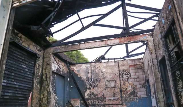 Pr&eacute;dio abandonado h&aacute; uma d&eacute;cada pega fogo no Bairro Amamba&iacute;