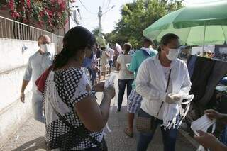 Distribuição de máscaras de proteção facial em Corumbá (Foto: Reprodução/Facebook)
