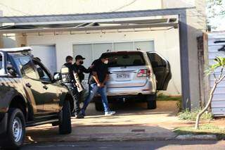 Na Rua Maranhão, homem é levado preso pela Polícia Federal. (Foto: Paulo Francis)