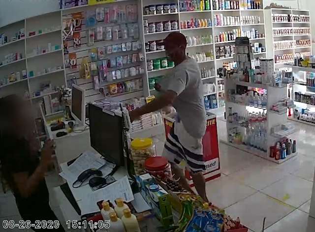 Bandido invade farm&aacute;cia, tranca v&iacute;timas em sala e foge com dinheiro e celulares