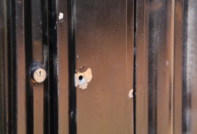 Homem que matou desafeto em 2018 &eacute; baleado com 4 tiros no port&atilde;o de casa 