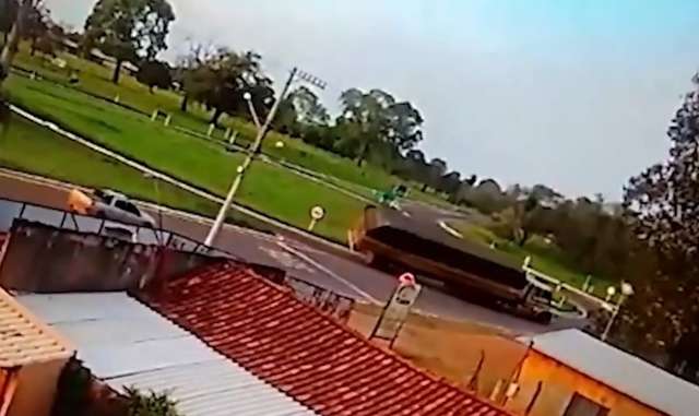 No meio de rotat&oacute;ria, carreta &quot;entorta&quot; e acaba tombando na BR-262