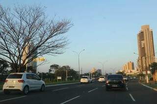 Dia amanheceu com céu aberto e temperatura de 21 °C em Campo Grande. (Foto: Kísie Ainoã)