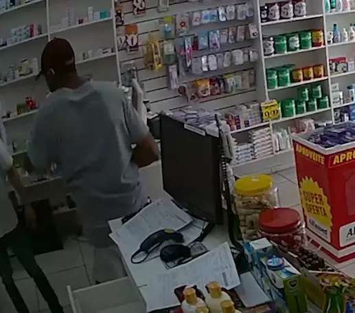 &Agrave; luz do dia, homem rouba farm&aacute;cia no Noroeste e deixa funcion&aacute;rios trancados