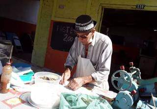 Sempre criativo, Tantino também preparava um pastel de bacalhau pantaneiro, feito com filé de peixe armal do rio Paraguai. (Foto: Arquivo Pessoal)