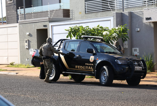 Em Campo Grande, os policiais federais cumprem mandados da Operação Pavo Real, deflagrada simultaneamente com a Operação Teseu (Foto: Kisie Aionã)