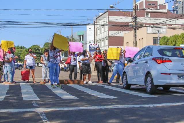 Mulheres de presos bloqueiam Rua Bar&atilde;o do Rio Branco em protesto por visitas
