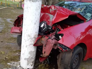 A frente do carro foi destruída no acidente (Foto: Direto das Ruas)