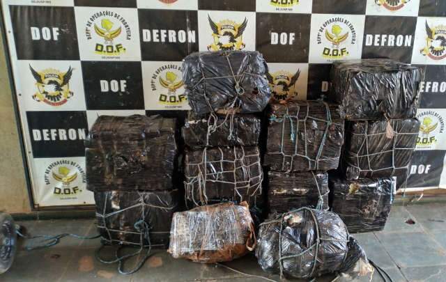 Carro &eacute; apreendido pela DOF com mais de meia tonelada de maconha