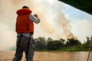 Fogo na margem do Rio Paraguai (Foto: Instituto Homem Pantaneiro)